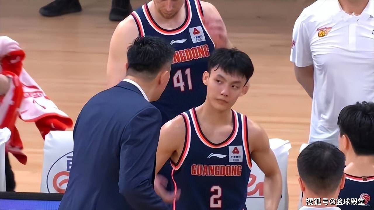 前段时间曝光预告里壁咚腿咚齐上阵、放飞自我女追男的她，在本片里进一步;妖设崩塌，频频上演掌掴妖管局小队长猫妖洪思聪的戏码，片中被虐惨的郭京飞表示;妖界非常不好混